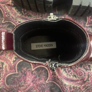 Steve Madden booties, they are a burgendy color